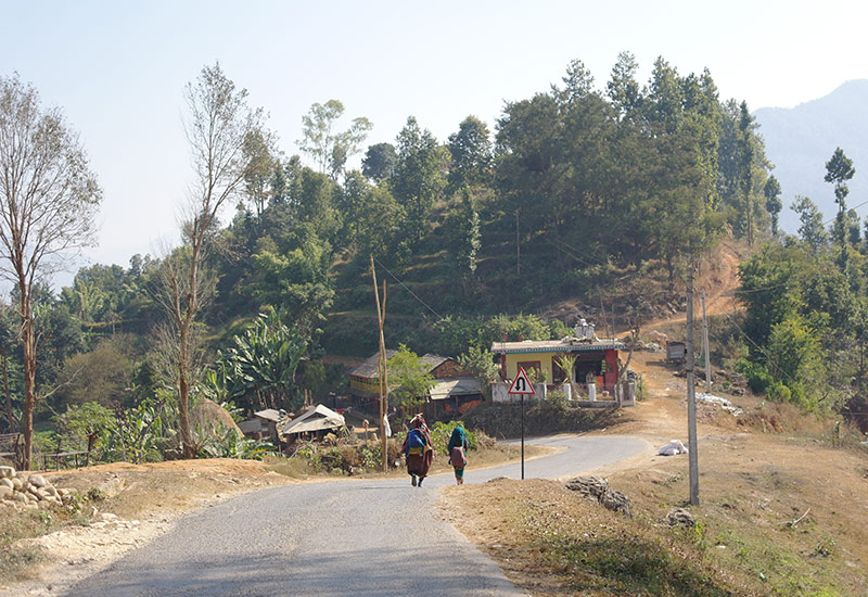 nepal-women-walking-bandipur